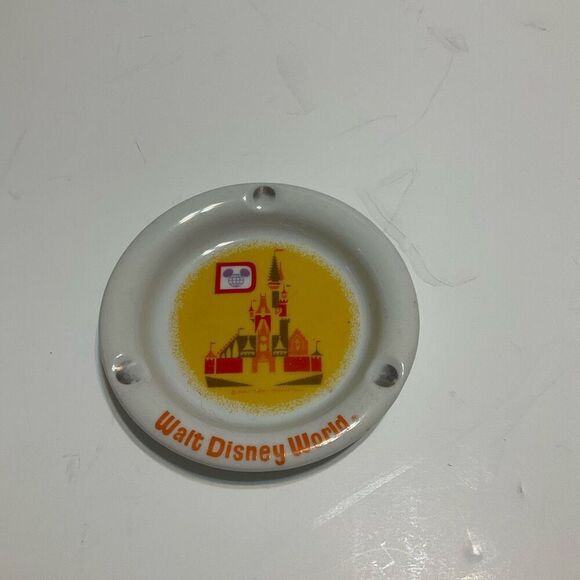 Vintage 80’s Disney Castle Ashtray. No chips. - Picture 6 of 9